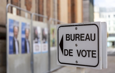 Dans le cadre des élections qui se sont déroulées en Nouvelle-Calédonie les 15 et 22 mars 2026 pour l’élection des conseillers municipaux des 33 commune que compte le territoire, le tribunal administratif, qui est le juge des opérations électorales (art. L. 248 du code électoral), a été saisi directement de 12 protestations et a reçu 8 réclamations d’électeurs ou de candidats transmises par le haut-commissaire de la République en Nouvelle-Calédonie.   Ces recours ont concerné principalement les opérations du second tour de scrutin et visent parfois la même commune.   14 demandes ont d’ores et déjà donné lieu à des ordonnances de rejet ou de non-lieu à statuer au motif que les opérations électorales du premier tour ne pouvaient pas être directement contestées, ou que les réclamations ne constituaient pas de réelles protestations tendant à remettre en cause les résultats.  Les 6 dossiers restant seront examinés lors d’audiences au mois de mai ou juin 2026, le tribunal administratif devant obligatoirement se prononcer dans un délai de trois mois (art. R. 120 du code électoral).   Le tribunal a par ailleurs été saisi de 2 déférés du haut-commissaire concernant l’élection du maire dans deux communes