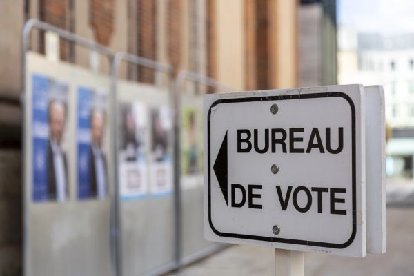 Dans le cadre des élections qui se sont déroulées en Nouvelle-Calédonie les 15 et 22 mars 2026 pour l’élection des conseillers municipaux des 33 commune que compte le territoire, le tribunal administratif, qui est le juge des opérations électorales (art. L. 248 du code électoral), a été saisi directement de 12 protestations et a reçu 8 réclamations d’électeurs ou de candidats transmises par le haut-commissaire de la République en Nouvelle-Calédonie.   Ces recours ont concerné principalement les opérations du second tour de scrutin et visent parfois la même commune.   14 demandes ont d’ores et déjà donné lieu à des ordonnances de rejet ou de non-lieu à statuer au motif que les opérations électorales du premier tour ne pouvaient pas être directement contestées, ou que les réclamations ne constituaient pas de réelles protestations tendant à remettre en cause les résultats.  Les 6 dossiers restant seront examinés lors d’audiences au mois de mai ou juin 2026, le tribunal administratif devant obligatoirement se prononcer dans un délai de trois mois (art. R. 120 du code électoral).   Le tribunal a par ailleurs été saisi de 2 déférés du haut-commissaire concernant l’élection du maire dans deux communes